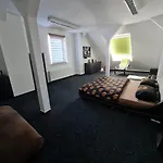 6 Bedroom Private Apartment & Lounge