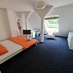 6 Bedroom Private Apartment & Lounge