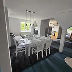 6 Bedroom Private Apartment & Lounge