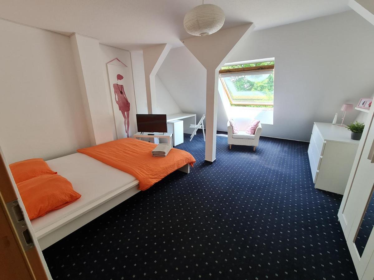 6 Bedroom Private & Lounge