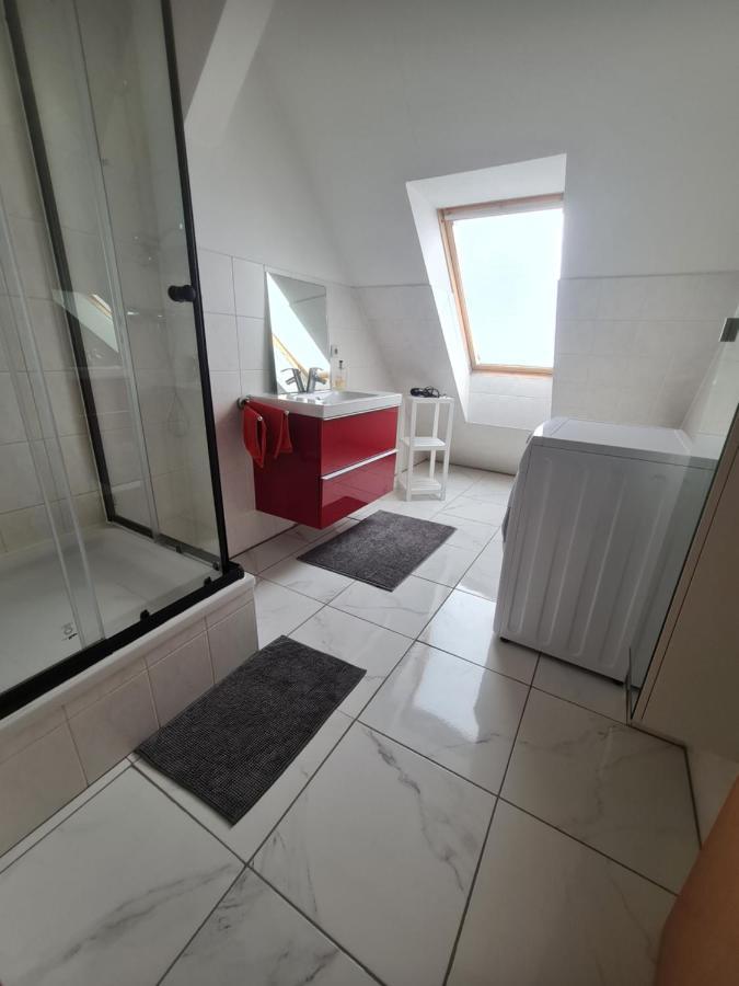 Apartment 6 Bedroom Private & Lounge *